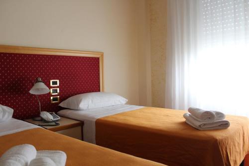 2 twin beds