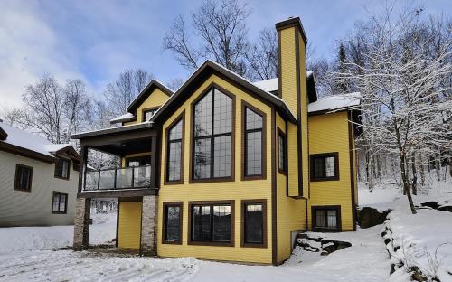 Chalets Alpins- 42 Chemin des Skieurs in Stoneham (QC)