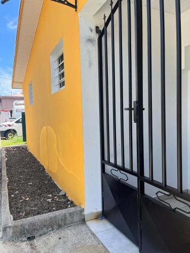 Bejárat, La maison de Vénus maisonnette privée à 3 min à pieds du front de mer (La maison de Venus - Petite maison creole a 3 min du front de mer - proche de la plage de la Pointe ) in Le Vauclin