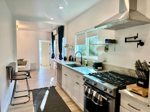 Modern, Remodeled Echo Park House-Walk to Sunset Blvd, Dodgers Stadium, Shops, Bars, Restaurants, Lake, Concerts, Los Angeles (foto 8)
