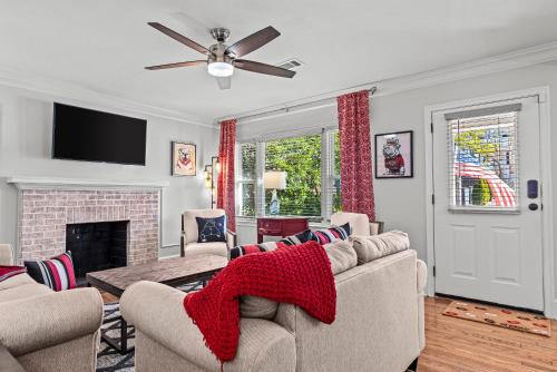 Bulldog Retreat at Five Points - Walking distance to downtown Five Points! in Athens, USA