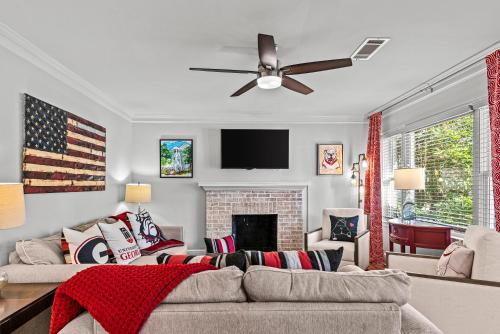 Bulldog Retreat at Five Points - Walking distance to downtown Five Points! in Athens, USA