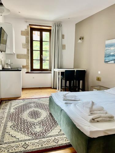Deluxe Suite with Old Town View image 10