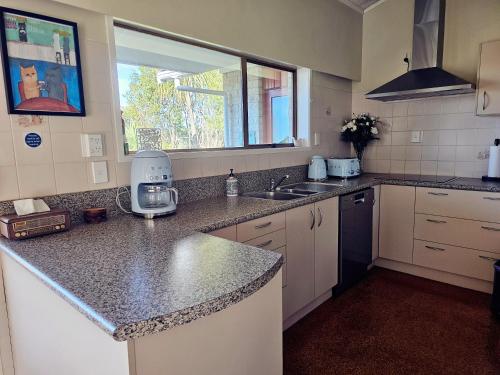 مطبخ, The waterfront 361-With sea view, skysport and air conditioner in each bedroom in Massey