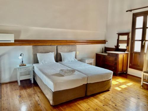 Deluxe Suite with Balcony and Sea View image 10