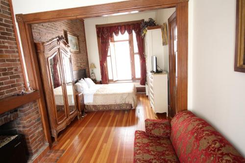 Deluxe Double Room (2 Adults + 1 Child) image 3