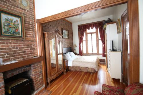 Deluxe Double Room (2 Adults + 1 Child) image 2
