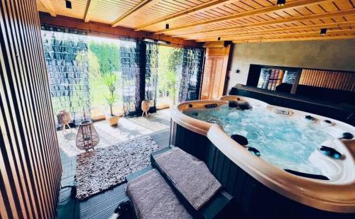 DELUXE Dom z sauną i jacuzzi w otoczeniu gór, lasu i jeziora (DELUXE Dom z sauna i jacuzzi w otoczeniu gor, lasu i jeziora) in Bjerna