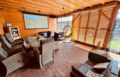 DELUXE Dom z sauną i jacuzzi w otoczeniu gór, lasu i jeziora (DELUXE Dom z sauna i jacuzzi w otoczeniu gor, lasu i jeziora) in Bjerna
