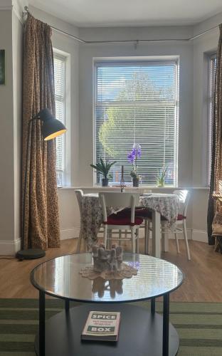 Superb Location 3 MIN TO RDS, AVIVA, D4 2 BED APARTMENT