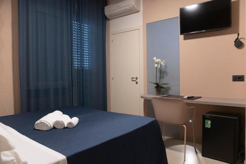 Single Room with Bathroom image 2
