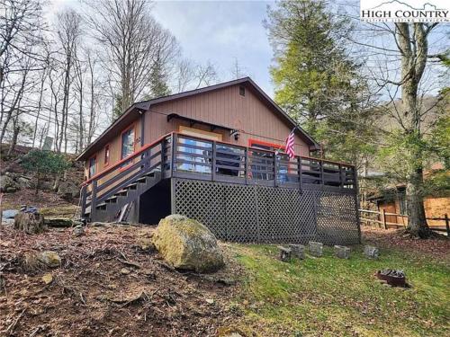 Cozy Cabin Walkable to Beech Mt Resort in Beech Mountain, USA