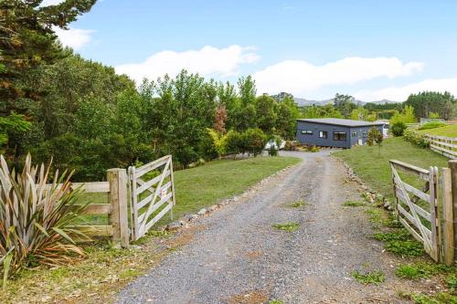 . Tranquil Countryside Retreat with Modern Amenities
