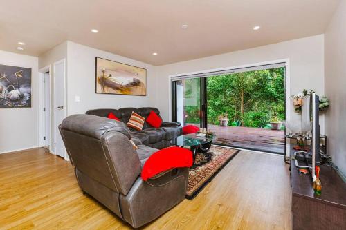 Tranquil Countryside Retreat with Modern Amenities in Pokeno