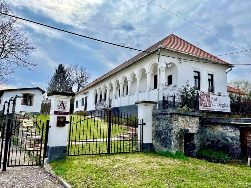 Antik Vendégház - image 10