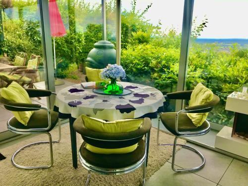 Exklusive Wohnung mit Panorama von Schwarzwald bis zu den Vogesen Exklusive Wohnung mit Panorama von Schwarzwald bis zu den Vogesen