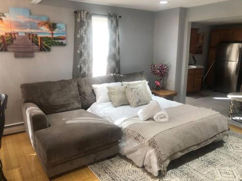 Convenient Braintree Home - 3 Bedroom Sleeps 8 in Braintree, USA