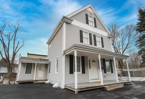 Convenient Braintree Home - 3 Bedroom Sleeps 8 in Braintree, USA