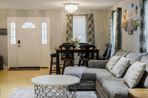 Convenient Braintree Home - 3 Bedroom Sleeps 8 Convenient Braintree Home - 3 Bedroom Sleeps 8