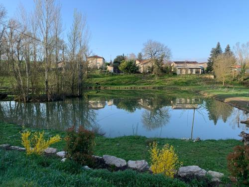 Градина, Gite au calme à 15 min d'Albi, 7 personnes (Gite au calme a 15 min d'Albi, 7 personnes) in Taïx