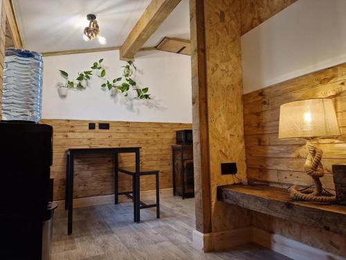 Two-bedroom Cosy Country Lodge With Private Patio - Dartford