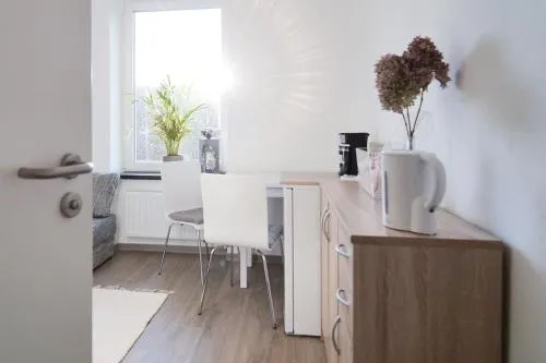 Preiswertes modernes Gästezimmer mit komfortablem Bad in Aue, Deutschland