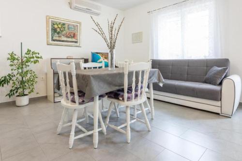 Apartments with WiFi Makarska - 23010 - image 3