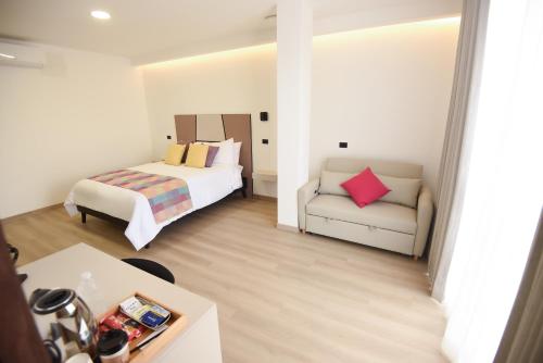 1 queen bed, 1 sofa bed