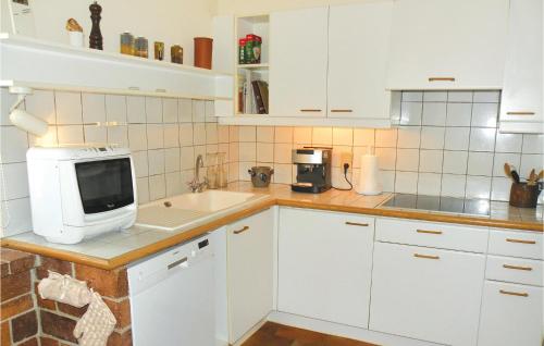 Konyha, 3 Bedroom Lovely Home In St Didier in Saint-Didier