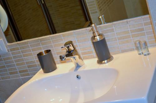 Check-Inn Rooms - image 11