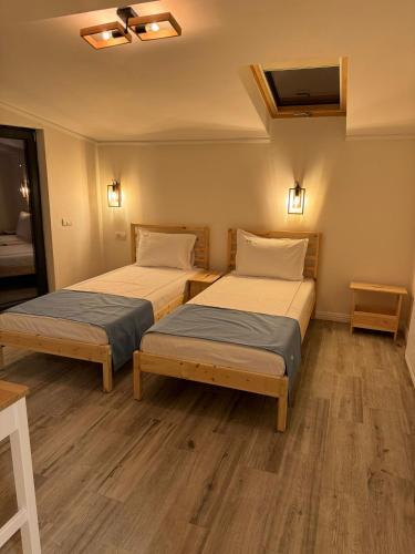 2 twin beds