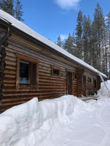 Logcabin, sauna, fireplace, view, kitchen in Yllasjarvi