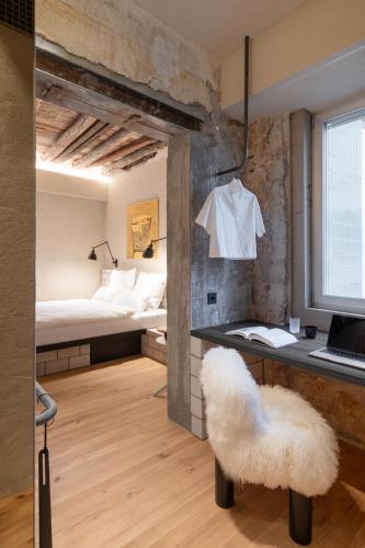 room detail thumbnail 2