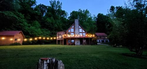 Udvendig, A-Frame Getaway with Hot tub, Sauna, Fire Pit & Pond - Station Camp Getaway in Irvine (KY)