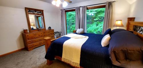 A-Frame Getaway with Hot tub, Sauna, Fire Pit & Pond - Station Camp Getaway in Irvine (KY)