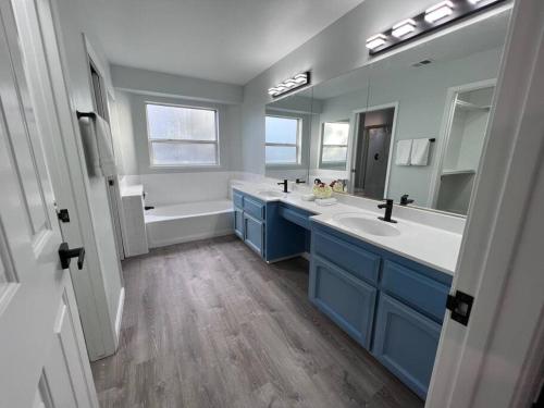 Entire 3 BR & 2 BA house for business and family Entire 3 BR & 2 BA house for business and family