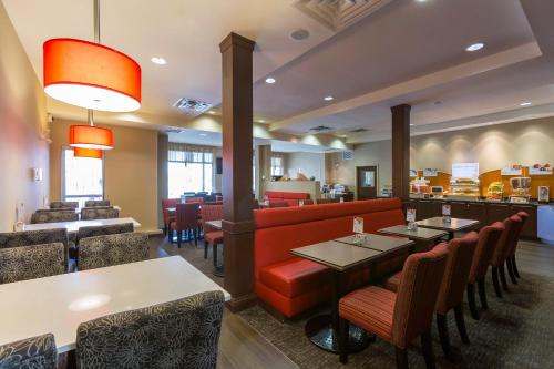 Holiday Inn Express & Suites Riverport Richmond, an IHG Hotel