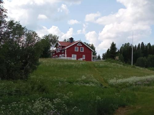 Swedish Paradise Garden & Lake Retreat in Hillsand