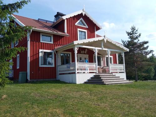 Swedish Paradise Garden & Lake Retreat in Hillsand