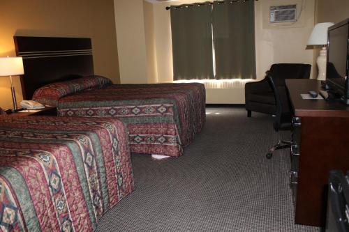 1 queen bed, 1 double bed