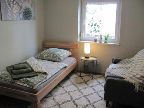 #3 Schönes ruhiges Gästezimmer mit Gartenblick, Gemeinschaftsbad W-Lan Airport nah gelegen mit Late Night Check in Haus Nr 9,5