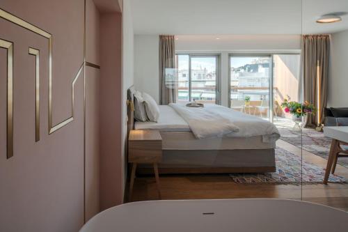 Létesítmények, Coco-mat Athens BC near Odeon Herodes Atticus