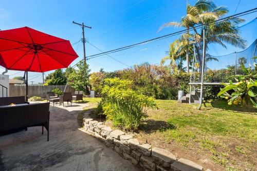 West LAs Best Family or Group Rental Oasis! Beaches/SoFi/LAX/Firepit/BBQ/and More! in Los Angeles, USA