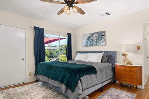 West LAs Best Family or Group Rental Oasis! Beaches/SoFi/LAX/Firepit/BBQ/and More! in Los Angeles, USA