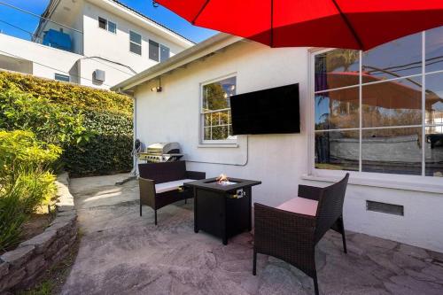 West LAs Best Family or Group Rental Oasis! Beaches/SoFi/LAX/Firepit/BBQ/and More! in Los Angeles, USA