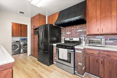 West LAs Best Family or Group Rental Oasis! Beaches/SoFi/LAX/Firepit/BBQ/and More! in Los Angeles, USA
