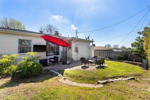 West LAs Best Family or Group Rental Oasis! Beaches/SoFi/LAX/Firepit/BBQ/and More! in Los Angeles, USA