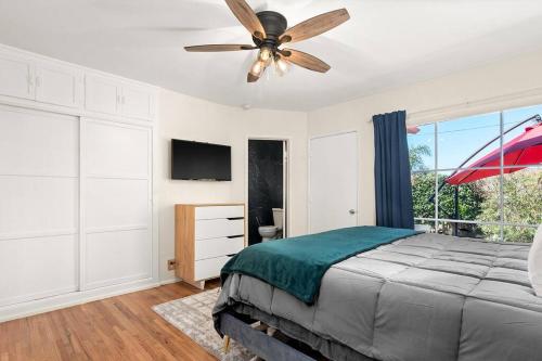 West LAs Best Family or Group Rental Oasis! Beaches/SoFi/LAX/Firepit/BBQ/and More! in Los Angeles, USA