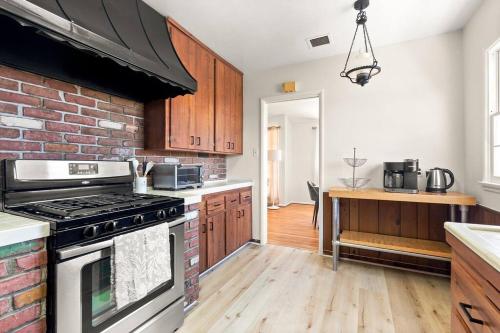 West LAs Best Family or Group Rental Oasis! Beaches/SoFi/LAX/Firepit/BBQ/and More! in Los Angeles, USA