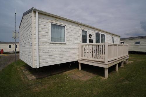 modern 3 bedroom 2 bathroom caravan with decking